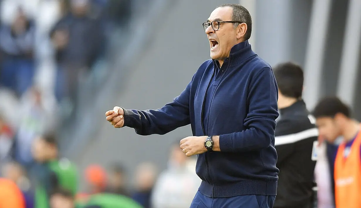 Pelatih Juventus, Maurizio Sarri, memberikan arahan kepada anak asuhnya saat melawan Fiorentina pada laga Serie A di Stadion Allianz, Minggu (2/2/2020). Juventus menang 3-0 atas Fiorentina. (AP/Fabio Ferrari)