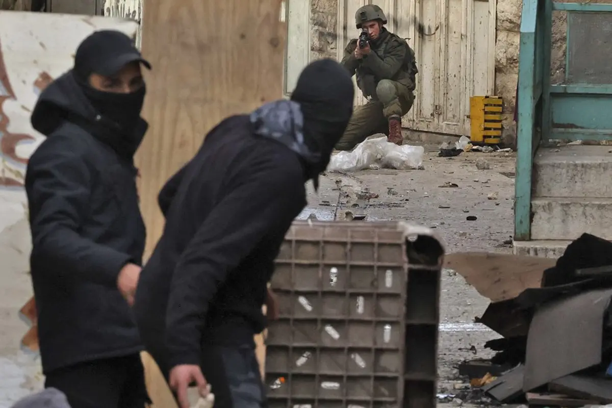 FOTO: Bentrok Pengunjuk Rasa Palestina dengan Tentara Israel di Tepi Barat