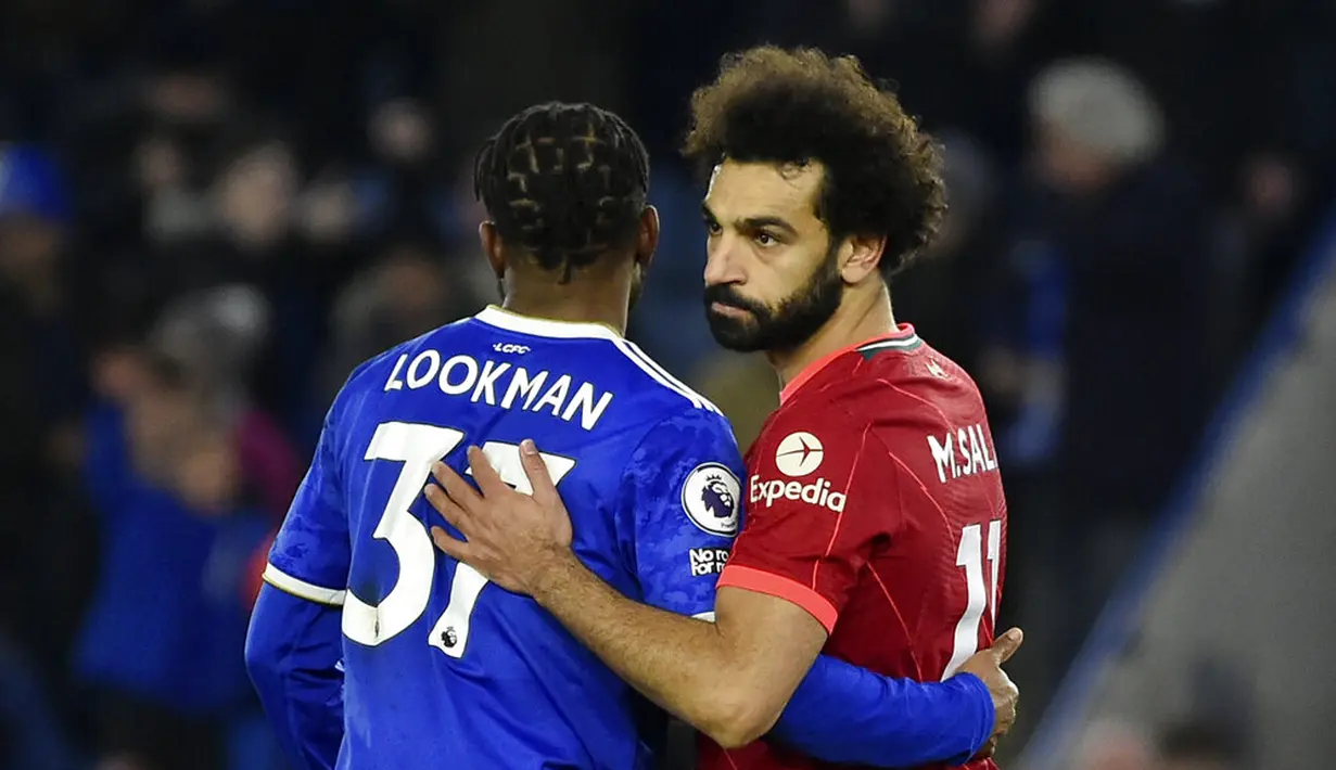 Pemain Leicester City Ademola Lookman (kiri) memeluk pemain Liverpool Mohamed Salah pada akhir pertandingan sepak bola Liga Inggris di Stadion King Power, Leicester, Inggris, 28 Desember 2021. Leicester City menang 1-0. (AP Photo/Rui Vieira)