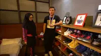 Rizky Febian memperlihatkan koleksi sepatunya yang beragam. (dok. Youtube Ricis Official/https://www.youtube.com/watch?v=EnjNV6aLi3s/Esther Novita Inochi)