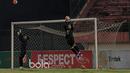 Kiper Persib Bandung, I Made Wirawan menangkap bola pada sesi latihan jelang melawan Mitra Kukar pada babak 8 besar Piala Presiden 2017 di Stadion Manahan, Solo, Jumat (24/2/2017). (Bola.com/Nicklas Hanoatubun)