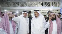 Raja Arab Saudi mengunjungi lokasi musibah crane jatuh di Masjidil Haram (Reuters)