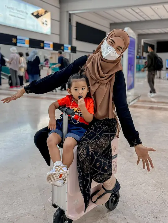 Ria Ricis pun memperlihatkan banyak momen bersama Moana. Termasuk saat mereka berada di bandara. [Foto: Instagram/riaricis1795]