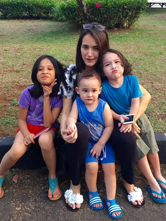 Adelia Wilhelmina telah mempunyai dua orang anak bernama Dewa Hikari Zaidan Ibrahim dan Sakha Dyandra Sultan Yusuf. (Via Instagram/@adeliapasha)