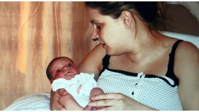 Hayley sedang menggendong si kecil Alfie (c) metro.co.uk