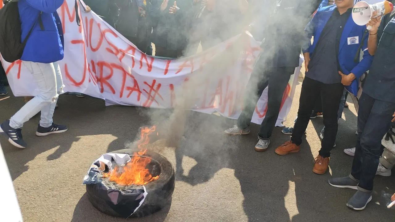 Demo tolak kenaikan harga BBM kembali diwarnai aksi bakar ban oleh massa aliansi mahasiswa dari BEM Nusantara di Patung Kuda Wiwaha.