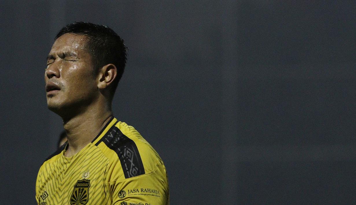 Bek Bhayangkara FC, Jajang Mulyana, kesakitan saat melawan PSIS Semarang pada laga Piala Indonesia di Stadion PTIK, Jakarta, Selasa (19/2). Akibat kejadian itu Jajang langsung dilarikan ke rumah sakit. (Bola.com/Yoppy Renato)