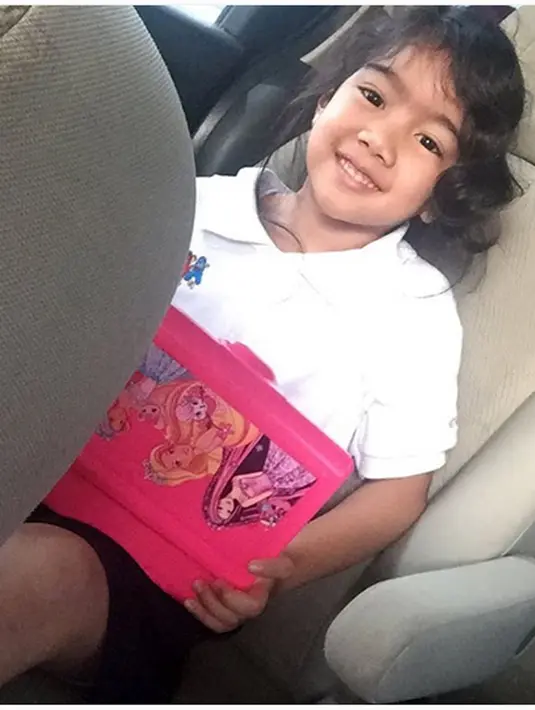 Sembari menjemput Leticia, pemeran dalam film Tebus itu mengantarkan anak keduanya, Nathaniel Jedd Melchior Mirano. "Kakak Pulang, Nael masukkkkk"  tulis ibu tiga anak itu saat anak keduanya mau masuk sekolah. (Instagram/sheilamarciajoseph)