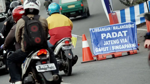 Memasuki H-1 Lebaran Idul Fitri 1435 Hijriah, pemudik roda dua dari arah Kabupaten Subang masih terus memadati jalur tengah Cikamurang Indramayu menuju Cijelag Sumedang.
