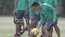Pemain Timnas Indonesia yang berposisi sebagai bek kanan, Beny Wahyudi serius mengolah bola sebelum sesi latihan di Hotel Grand Fourwings, (17/12/2016). (Bola.com/Vitalis Yogi Trisna)
