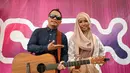 Juara Music Video Contest, Wiwi Handayani (kanan) berduet bersama Badai 'Kerispatih' di panggung inBox SCTV di Cibinong, Bogor, Jumat (30/1). Wiwi dan Badai berpose bersama usai tampil bersama di Cibinong Square, Bogor. (Liputan6.com/Helmi Fithriansyah)