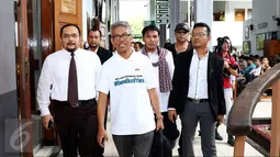 Buni Yani (tengah) berjalan usai mengajukan permohonan praperadilan di PN Jakarta Selatan, Senin (5/12). Buni Yani ditetapkan sebagai tersangka kasus penyebaran informasi yang menimbulkan permusuhan berdasarkan SARA. (Liputan6.com/Helmi Fithriansyah)