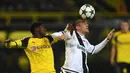 Penyerang Dortmund, Ousmane Dembele berebut bola udara dengan gelandang Miroslav Radovic pada pertandingan Grup F Liga Champiosn di Signal Iduna Park, Jerman (23/11). Dortmund menang telak atas  Legia dengan skor 8-4. (AFP Photo/Patrik Stollarz)
