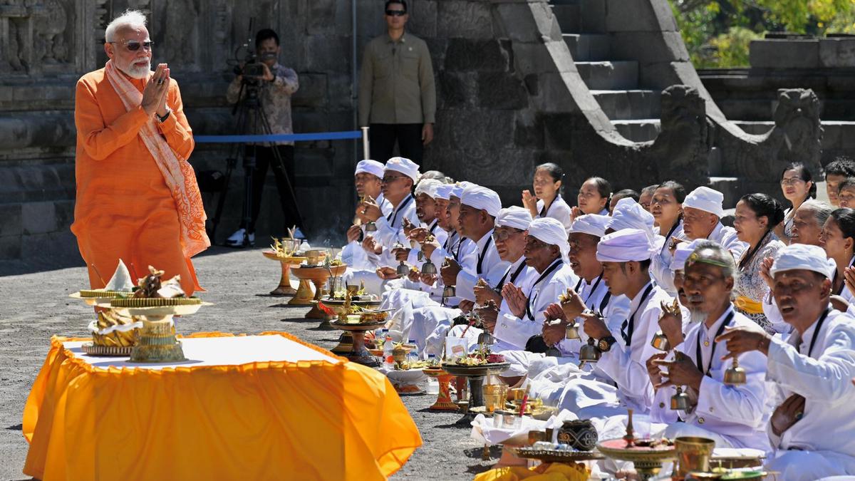 Momen PM Narendra Modi Ibadah di Prambanan
