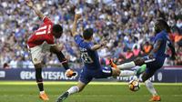 Penyerang Manchester United, Anthony Martial, melepaskan tendangan ke gawang Chelsea pada laga final Piala FA 2017-2018 di Stadion Wembley, Sabtu (19/5/2018). Chelsea menang 1-0 atas Manchester United. (AP/Tim Ireland)