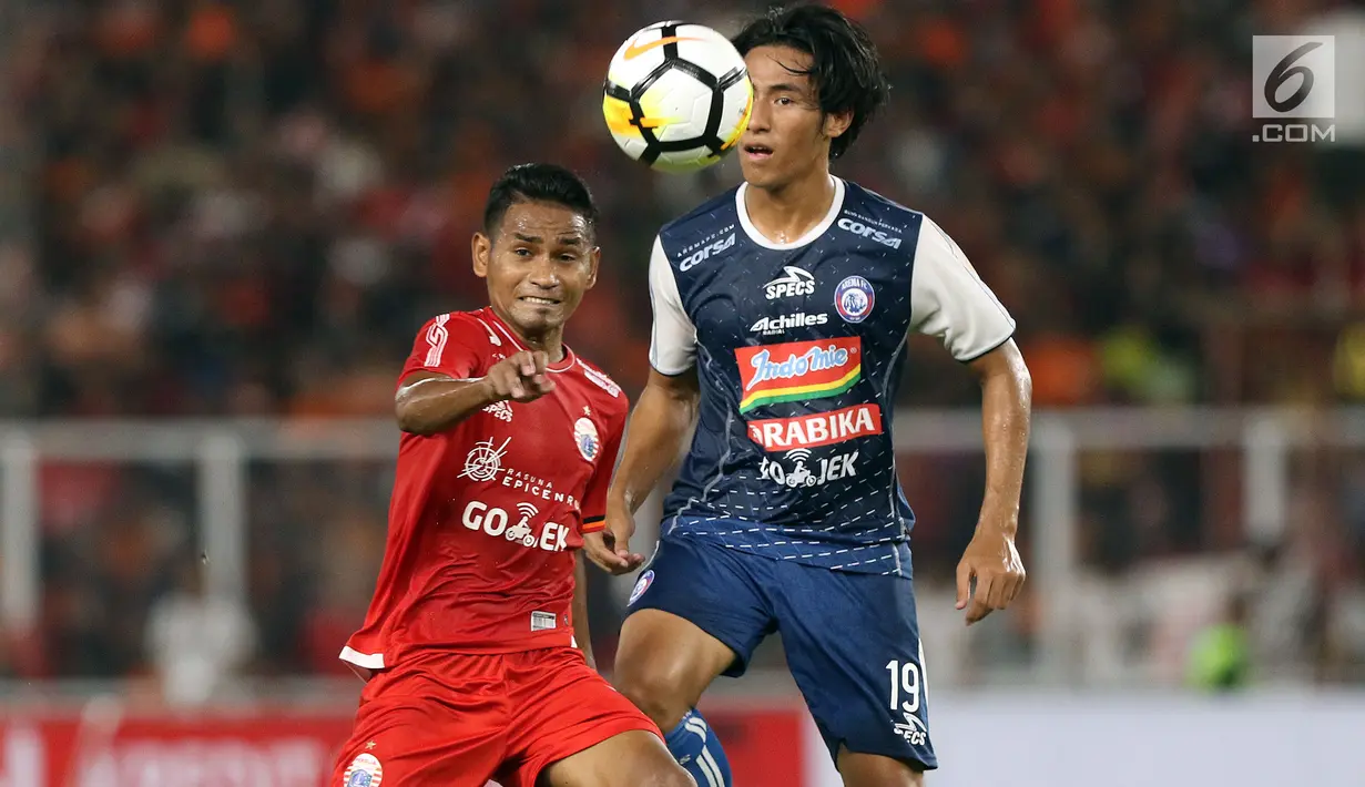 Gelandang Persija, Ramdani Lestaluhu (kiri) berebut bola dengan pemain Arema FC, Hanif Sjahbandi saat laga lanjutan Go-Jek Liga 1 Indonesia 2018 bersama Bukalapak di Stadion GBK Jakarta, Sabtu (31/3). Persija unggul 3-1. (Liputan6.com/Helmi Fithriansyah)