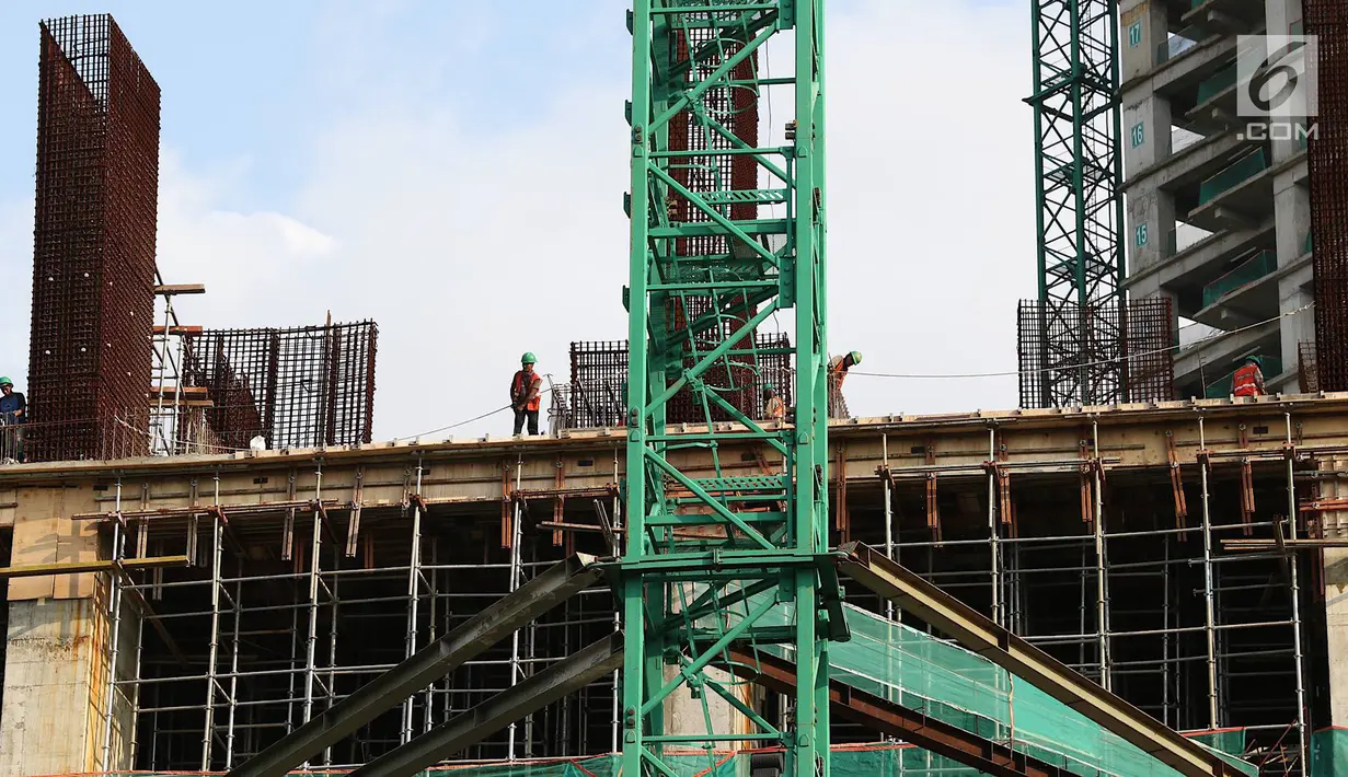 Pekerja menyelesaikan konstruksi baja untuk bangunan bertingkat di Jakarta, Jumat (5/4). Kementerian Perindustrian menargetkan produksi baja nasional mencapai 17 juta ton pada 2019. (Liputan6.com/Immanuel Antonius)