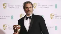 Joaquin Phoenix meraih Piala BAFTA pertama lewat film Joker, di London, Inggris, Minggu (2/2/2020) malam. (Foto: Dok. Joel C Ryan/Invision/AP)