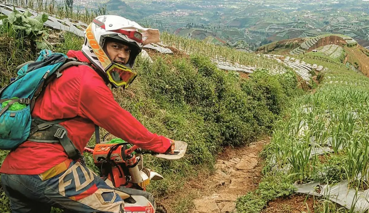 Mantan suami Ade Maya ini memang dikenal sebagai jiwa petualangnya. Tak hanya pantai, ia juga kerap menghabiskna liburannya dengan mengendarai motor trail ke sejumlah wilayah.   (Liputan6.com/IG/ibnujamilo)