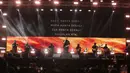 Kehadirannya langsung disambut teriakan riuh dari para penggemar yang sudah menantinya sejak sore hari. Tampak dalam foto, penyanyi, Tulus saat tampil pada hari kedua gelaran KapanLagi Buka Bareng (KLBB) Festival 2026 di Stadion Madya, Kompleks Gelora Bung Karno, Senayan, Jakarta, Minggu 1 Maret 2026. (Fimela.com/Adrian Putra)