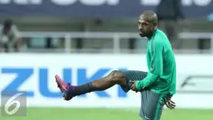 Pemain Timnas Indonesia, Boaz Salossa saat melakukan pemanasan jelang latihan resmi final pertama Piala AFF 2016 di Stadion Pakansari, Bogor, Selasa (13/12). Indonesia akan menjamu Thailand, Rabu (14/12). (Liputan6.com/Helmi Fithriansyah)