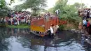 Sebuah truk yang membawa sejumlah orang usai kembali dari upacara pernikahan masuk ke sungai di Etah, India, Jumat (5/5).  Sekitar 14 orang dikabarkan meninggal dalam peristiwa tersebut. (AFP/STR)