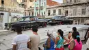 Sejumlah warga melihat langsung pembuatan film Fast and Furious 8 di Havana, Kuba (28/4). Fast and Furious 8 menjadi film Hollywood pertama yang melakukan syuting di Kuba sejak embargo pada tahun 1960. (AFP PHOTO/ADALBERTO ROQUE)