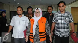 Siti Fadilah Supari usai diperiksa KPK terkait korupsi proyek pengadaan alat kesehatan untuk kebutuhan pusat penanggulangan krisis Departemen Kesehatan dari dana DIPA (Daftar Isian Pelaksanaan Anggaran), Jakarta, Rabu (16/11). (Liputan6.com/Helmi Afandi)