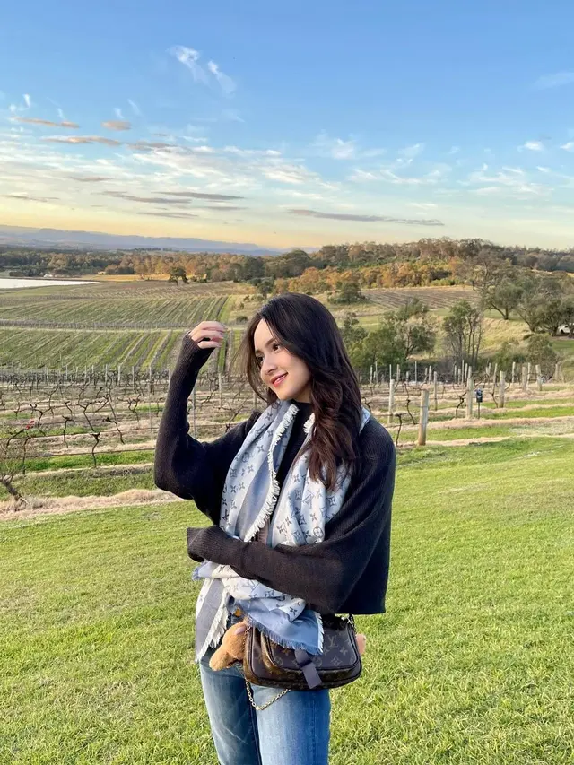 Tampil Stylish, Ini 7 Potret Angie Marcheria Saat Liburan ke Australia