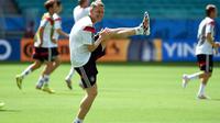 Gelandang Timnas Jerman, Bastian Schweinsteiger, terlihat melakukan pemanasan jelang latihan di Fonte Nova Arena, Salvador, Brasil, (15/6/2014). (AFP PHOTO/Patrik Stollarz)