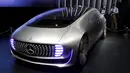 Mobil konsep bernama Mercedes-Benz F 015 saat dipamerkan pada Tokyo Motor Show ke 44 di Jepang, Rabu (28/10/2015). Lebih dari 76 merk mobil ternama akan hadir di pagelaran ini. (REUTERS/Toru Hanai)