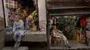 Para penjaga toko menunggu pelanggan di sebuah pasar di Kota Anantnag, sekitar 60 kilometer sebelah selatan Kota Srinagar, ibu kota musim panas Kashmir yang dikuasai India, pada 17 Agustus 2020. (Xinhua/Javed Dar)