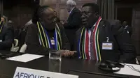 Menteri Luar Negeri Afrika Selatan Naledi Pandorthe, kiri, menghadiri sidang Mahkamah Internasional atau ICJ di Den Haag, Belanda, Jumat, 26 Januari 2024 soal genosida Israel di Gaza. (AP/Patrick Post)