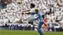 Duel pemain Real Madrid, Marcelo (kiri) dan pemain Malaga, Sergio Gontan "Keko" pada lanjutan La Liga Santander di Santiago Bernabeu stadium, Madrid, (25/11/2017). Madrid menang 3-2. (AP/Francisco Seco)