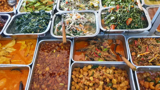 Penggemar Makanan Warteg Harus Tahu Nih. Berikut Tips Memilih Makanan Sehat di Warteg