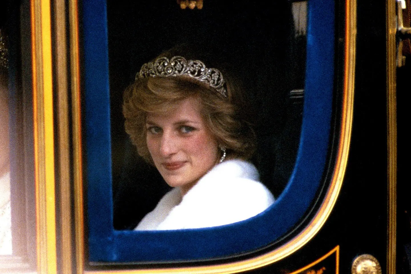 Ibunda Pangeran Harry, Putri Diana, meninggal dalam kecelakaan mobil akibat menghindari kejaran media.