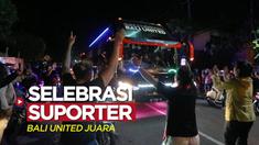 Berita video suporter sempat melakukan selebrasi di luar stadion setelah Bali United dipastikan menjadi juara BRI Liga 1 2021/2022, Sabtu (26/3/2022) dinihari WIB.