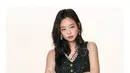 Potret lain menampilkan gaya elegan Jennie dengan sentuhan modern dan sedikit edgy, khas CHANEL yang timeless namun tetap fresh dan youthful. Jennie mengenakan cropped cardigan hitam dengan kancing emas, menciptakan kesan klasik namun tetap trendi dengan potongan pendek yang memperlihatkan sedikit area perut. [Dok/CHANEL].