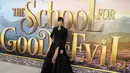 Charlize Theron berpose saat tiba untuk pemutaran perdana film "The School for Good and Evil" di Regency Village Theatre di Los Angeles, California pada 18 Oktober 2022. Aktris itu mengenakan busana koleksi Dior 2023. (AP Photo/Chris Pizzello)