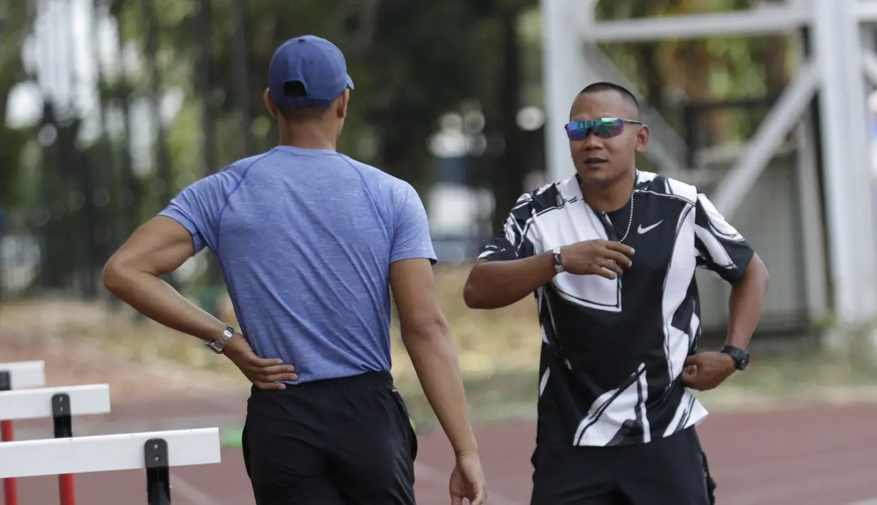 Atlet lari gawang Indonesia, Rio Maholtra, mendapat arahan dari pelatih Fitri Ongky Haryadi saat latihan jelang SEA Games 2019 di Stadion Madya, Jakarta, Senin (7/9). Selain sebagai atlet, Rio adalah seorang tentara yang bertugas mengawal Presiden. (Bola.com/M Iqbal Ichsan)