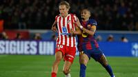 Marcos Llorente dan Raphina berebut bola dalam laga leg kedua semifinal Copa del Rey antara Barcelona vs Atletico Madrid di Camp Nou, 4 Maret 2026. (AP Photo/Joan Monfort)