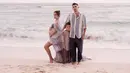 Ketiganya pun berpose di pinggir pantai yang sangat indah. @inijedar