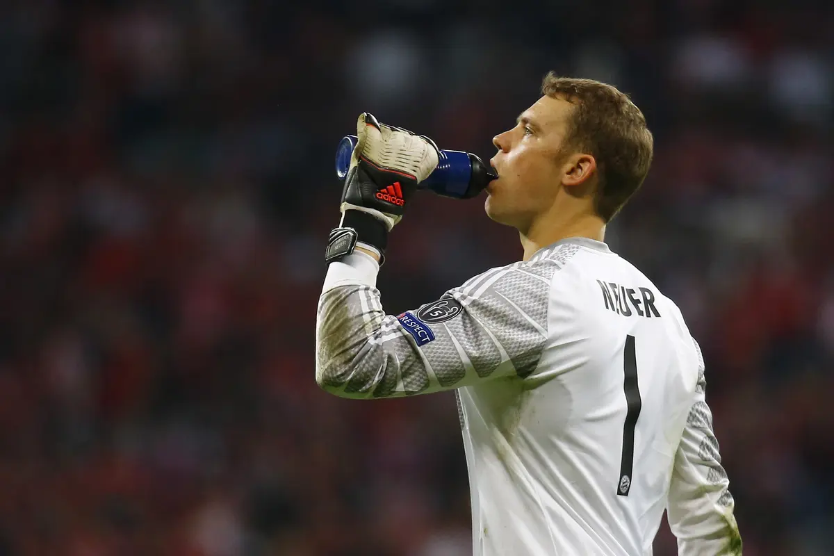 Manuel Neuer minum di tengah laga Bayern Muenchen vs Barcelona (Reuters)