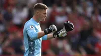 Dean Henderson tampil apik di laga ini dengan menahan lima peluang berbahaya Spurs. Namun kegemilangan Henderson tak diimbangi dengan kedispilinan yang dimiliki barisan pertahanan The Trees. (AFP/Oli Scarff)