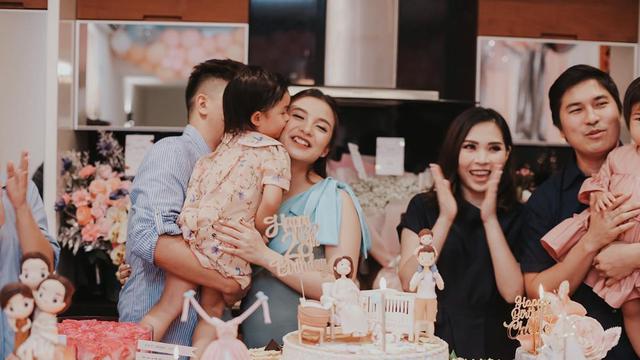 Momen Perayaan Ulang Tahun Chelsea Olivia ke-28. (Sumber: Instagram/glennalinskie)