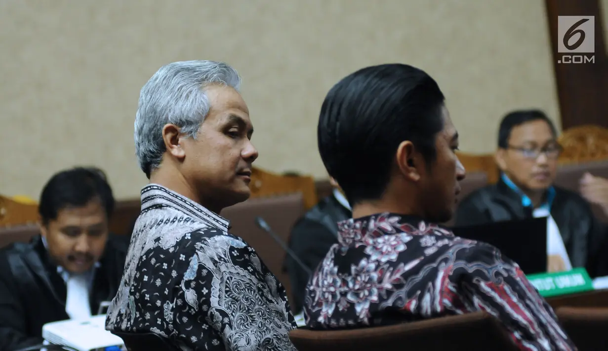 Mantan Wakil Ketua Komisi II DPR, Ganjar Pranowo (kedua kiri) jelang memberi kesaksian dalam sidang lanjutan dugaan korupsi pengadaan e-KTP dengan terdakwa, Setya Novanto di Pengadilan Tipikor, Kamis (8/2). (Liputan6.com/Helmi Fithriansyah)