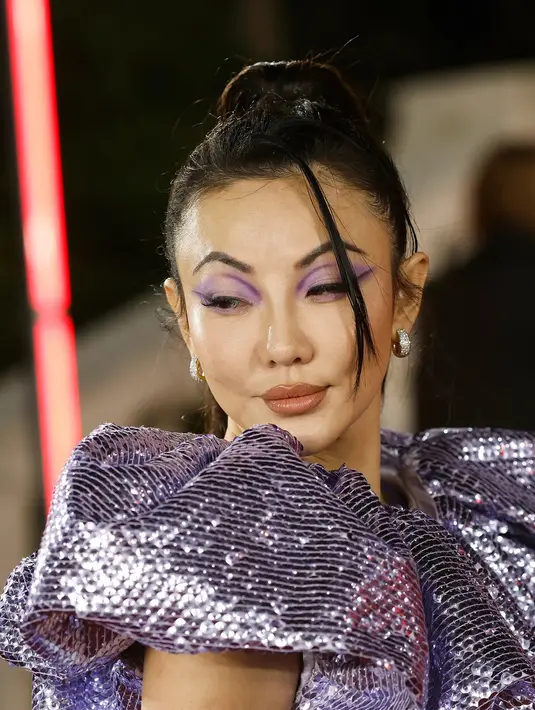 Jessica Wang tampil cantik dengan deep lilac liner. Ia juga menambahkan sapuan eyeshadow cut-out berwarna pale lilac.