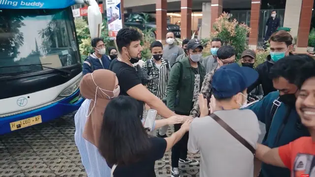 Momen Liburan Keluarga Ammar Zoni Naik Bus Mewah, Fasilitas Lengkap dan Nyaman. (Sumber: YouTube/Aish Tv)