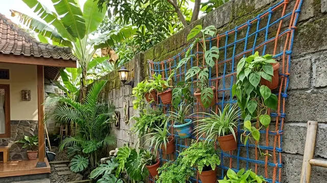 Dinding Hijau dari Pot Kecil dan Anyaman Tali Rafia