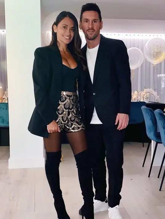 Gaya matching dengan blazer yang dipadukan dengan rok dan celana, super-stylish. [@antonelaroccuzzo]